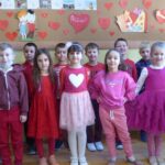 Uczniowie klas młodszych podczas szkolnych Walentynek.