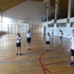 Uczniowie podczas ćwiczeń w sali gimnastycznej.