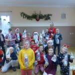 Dzieci pozują do zdjęcia z prezentami.