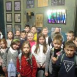 Uczniowie w teatrze