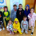 Uczniowie pozują do zdjęcia w piżamach