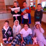 Uczniowie pozują do zdjęcia w piżamach