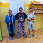 Uczniowie pozują do zdjęcia w piżamach