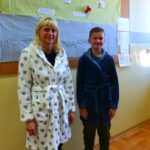 Uczeń i nauczyciel pozują do zdjęcia w piżamach