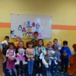 Dzieci z pluszowymi misiami