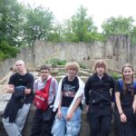 Uczniowie w zoo oglądają pawiany