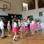 Dzieci z oddziału przedszkolnego tańczą