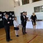 Wręczenie uczniom piór poselskich