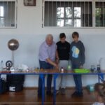 Uczniowie z nauczycielem wykonują eksperyment