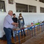 Uczniowie z nauczycielem wykonują eksperyment