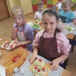 Dzieci robią kanapki