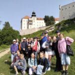 Uczniowie, a w oddali Zamek w Pieskowej Skale