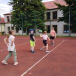 Uczniowie podczas zajęć na świeżym powietrzu