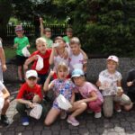 Uczniowie podczas poczęstunku
