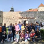 Uczniowie przed dziedzińcem Zamku w Pieskowej Skale