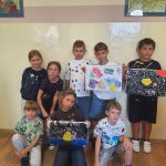 Uczniowie z pracami plastycznymi z kropek