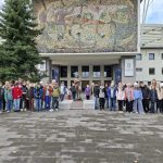 Uczniowie przed Stadionem Śląskim