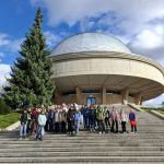Uczniowie przed Planetarium