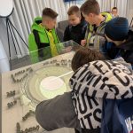 Uczniowie przy makiecie Stadionu Śląskiego