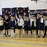 Uczniowie podczas występu