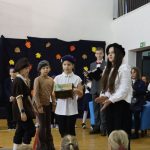 Uczniowie podczas występu