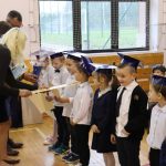 Uczniowie podczas pasowania na ucznia przez panią dyrektor