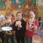 Uczniowie jedzą przygotowane przez siebie kanapki