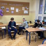 Uczniowie podczas pracy z kartami pracy