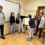 Uczniowie podczas prezentacji swoich prac 