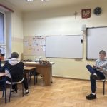 Uczniowie podczas odgrywania scenek