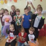 Uczniowie z wykonanym przez siebie sokiem jabłkowo-marchewkowego.