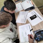 Uczniowie kl.8 w czasie wykonywania zadań projektowych