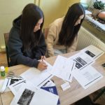 Uczniowie kl.8 w czasie wykonywania zadań projektowych