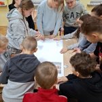 Uczniowie podczas wspólnej pracy