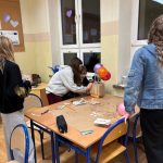 Uczennice podczas wspólnej pracy 