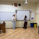 Uczniowie podczas przedstawiania scenek