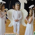 Uczniowie przebrani za aniołów podczas występu