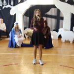 Uczennica śpiewa piosenkę