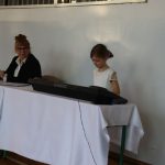 Uczennica gra na organach 