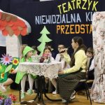 Dzieci podczas występu dla dziadków