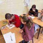 Uczniowie podczas pracy w grupach
