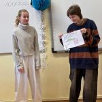 Uczennice prezentują swoje pomysły przed innymi