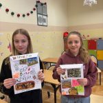 Uczennice prezentują wykonane przez siebie prace