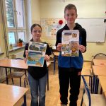 Uczniowie prezentują wykonane przez siebie prace