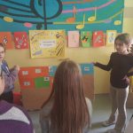 Uczniowie podczas wspólnej zabawy twórczej