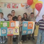 Uczniowie prezentują prace podczas warsztatów