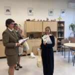 Uczennica odbiera nagrodę i dyplom