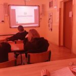 Uczniowie wypełniają karty pracy