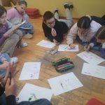 Uczniowie podczas wspólnej zabawy twórczej