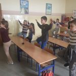 Zabawy ruchowe przy muzyce podczas warsztatów